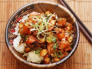Cách nấu món cá hồi lúc lắc hạt điều