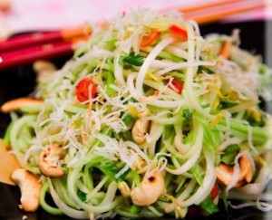 Gỏi hạt điều mật ong đu đủ gà xé